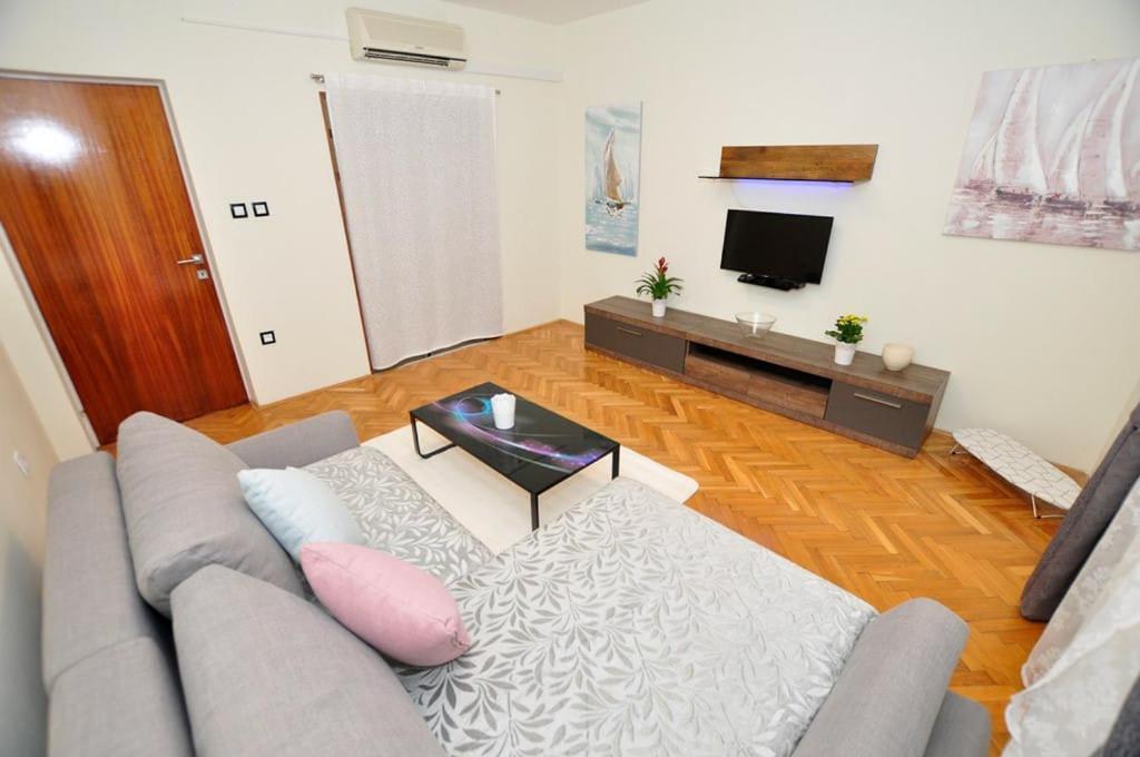 Apartments Gabi Omis Luaran gambar