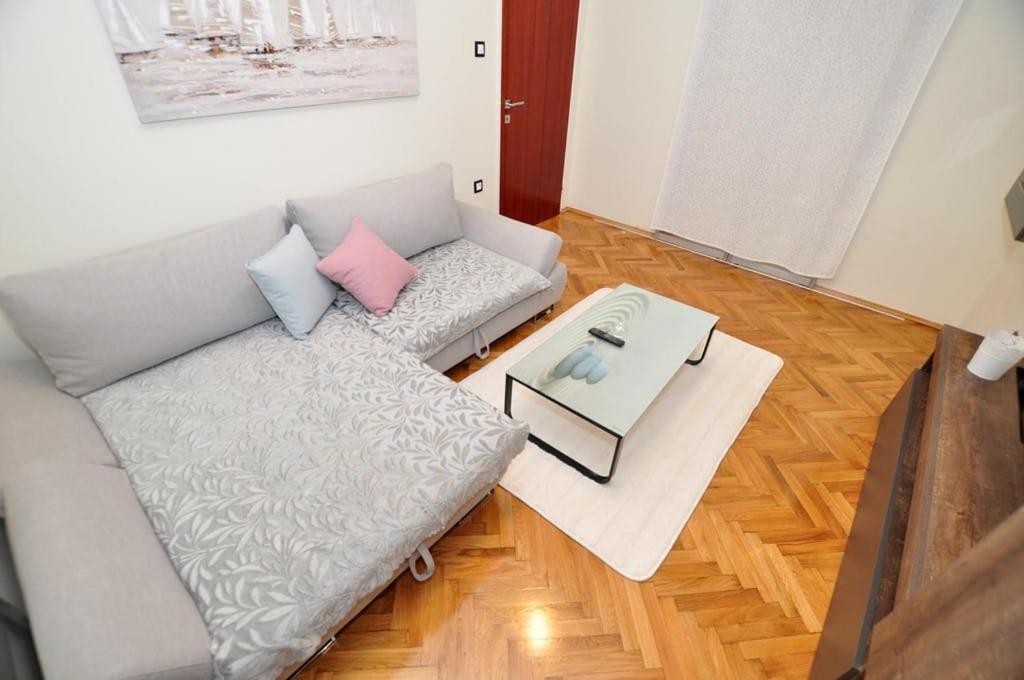 Apartments Gabi Omis Luaran gambar