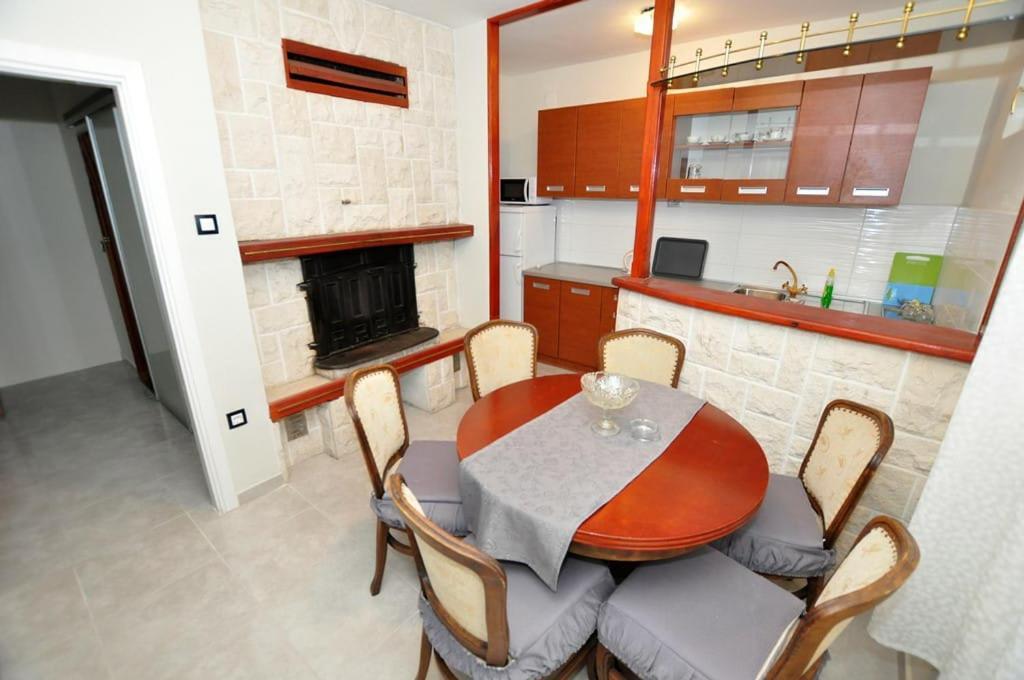 Apartments Gabi Omis Luaran gambar